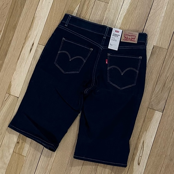 NWT Levi Bermuda Shorts 🌴 - Picture 2 of 3